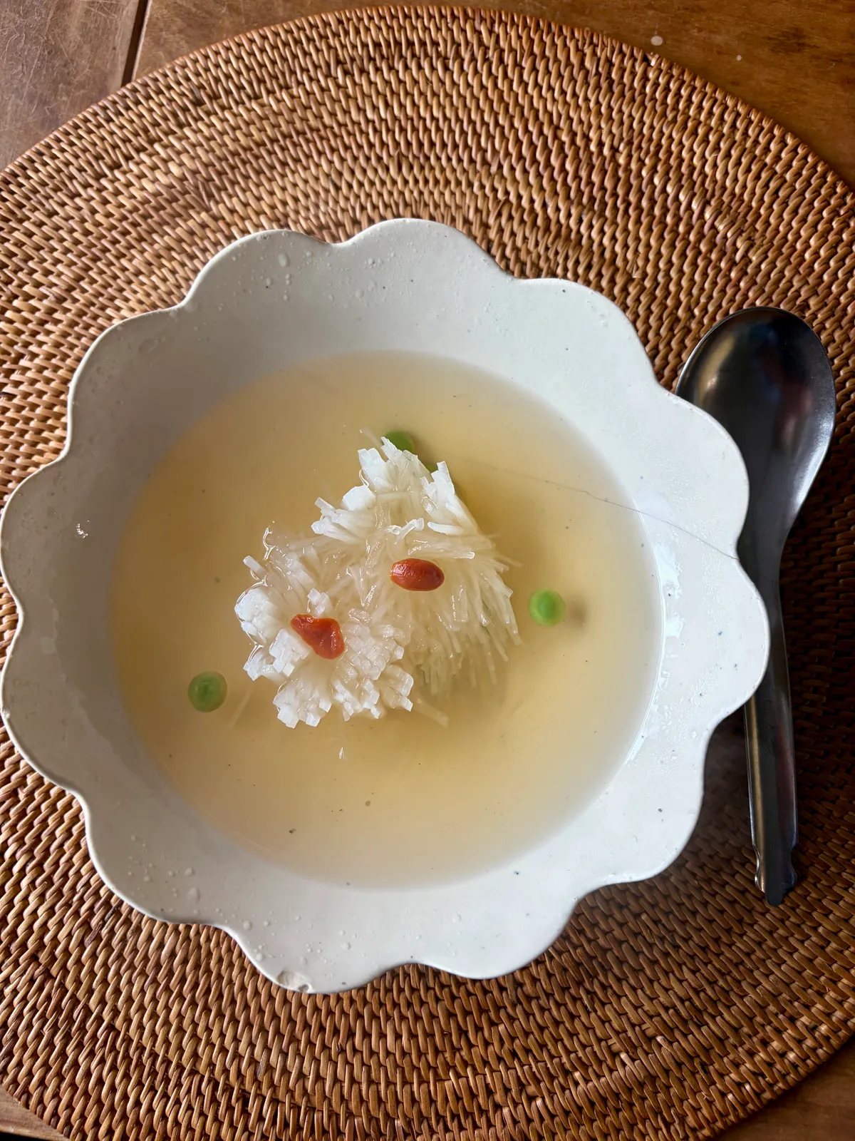 菊の花のように切った大根のスープ