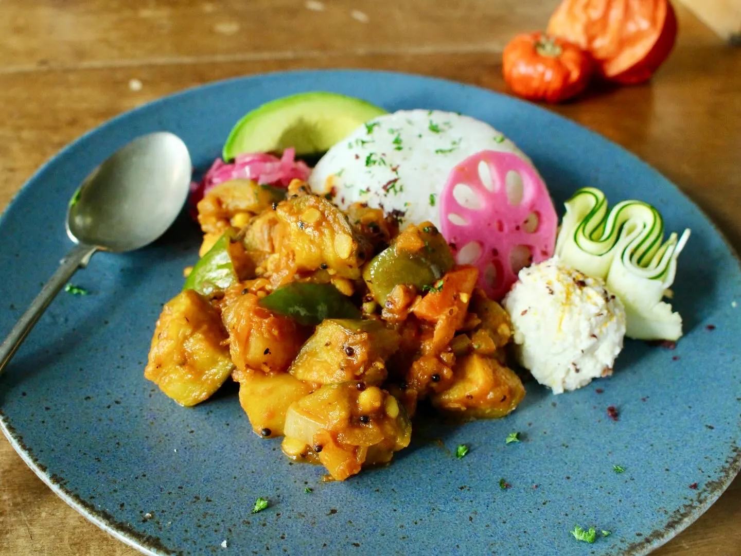 野菜のカレーに蓮根とご飯を添えたワンプレート